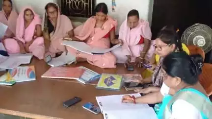 बक्सर: कुलहरिया में आशा कार्यकर्ताओं को आभा आईडी घर-घर जाकर बनाने के निर्देश