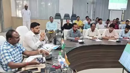 महाराजगंज: कलेक्ट्रेट सभागार में स्वास्थ्य समिति की बैठक में डीएम ने तीन एएनएम और एक सीएचओ को हटाने का निर्देश दिया