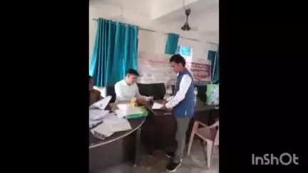 सिसई: भुरसों में धरती आबा जनभागीदारी अभियान के तहत सिसई BDO को कांग्रेस अध्यक्ष ने सौंपा आवेदन