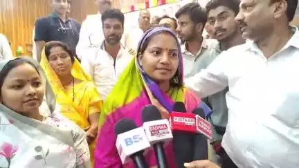सूरजपुर: मंत्री लक्ष्मी राजवाड़े ने बताया कि आज ऑडिटोरियम हाल तिलसिवां में जिला स्तरीय शाला प्रवेश उत्सव का आयोजन किया गया