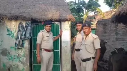 गोपालगंज: थावे पुलिस ने पंडित के हरपुर गांव में छह आरोपितों के घरों पर इश्तेहार चिपकाया: थानाध्यक्ष