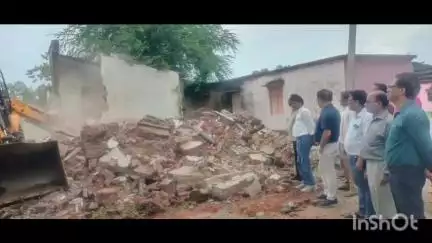 राहतगढ़: झिला गांव में जर्जर प्राइमरी स्कूल का भवन गिराया गया, एसडीएम और सीईओ रहे मौजूद