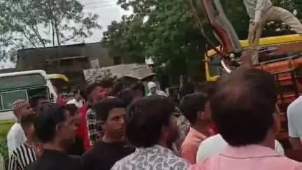 दलौदा: दलोदा थाना क्षेत्र के सोनगरी हाईवे पर स्टेरिंग फेल होने से पलटी गाड़ी, दो लोग घायल