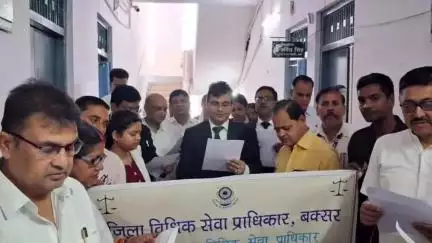 बक्सर: बक्सर व्यवहार न्यायालय में न्यायाधीश ने न्यायालय कर्मियों को नशामुक्ति की शपथ दिलाई