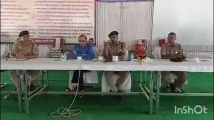 प्रतापगढ़: पुलिस लाइन में आयोजित पीस कमेटी की बैठक में डीएम और एसपी ने शांति और सौहार्द बनाए रखने की अपील की