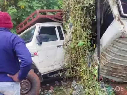 ಕಡೂರು: ಬುಕ್ಕಸಾಗರ ಗೇಟ್‌ನಲ್ಲಿ ಪಿಕಪ್ ಮೇಲೆ ಹಾಲಿನ ಟ್ಯಾಂಕರ್ ಪಲ್ಟಿಯಾಗಿ ಮಣ್ಣು ಪಾಲಾದ ಸಾವಿರಾರು ಲೀಟರ್ ಹಾಲು