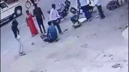 बुलढाणा: हतेडी येथे तिघांचा पती-पत्नीवर जीवघेणा हल्ला,मारहाणीचा व्हिडिओ आला समोर
