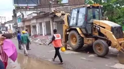 বাসন্তী: সোনাখালিতে পাঙ্গা নেওয়া ব্যবসায়ীদের মাথায় হাত, হাই কোর্টের নির্দেশে ভাঙা হল তাদের দোকানপাট