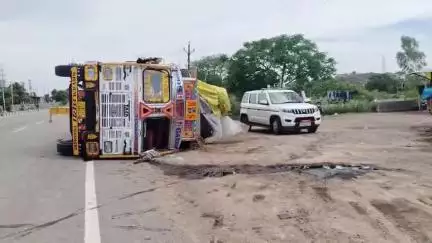 दतिया: ग्वालियर-दतिया हाइवे पर पलटा तेज रफ्तार ट्रैक्टर, चालक बाल-बाल बचा, टला बड़ा हादसा