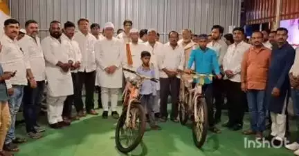 औसा: सामाजिक कार्यकर्ते तथा युवा नेते हनुमंत राजट्टे यांच्या 38 व्या वाढदिवसानिमित्त 38 विद्यार्थ्यांना सायकली दिल्या भेट