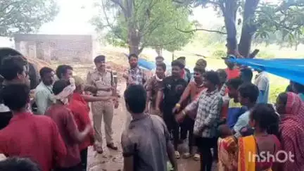 लुण्ड्रा: सरगुजा जिले के लुण्ड्रा पुलिस ने ग्राम पंचायत उदारी के हाट बाजार में लोगों को नशा छोड़ने के लिए जागरूक किया और शपथ दिलाई