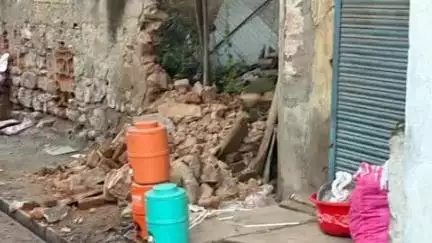 सीकर: जाट बाजार के पास जर्जर हवेली की दीवार ढही, टला बड़ा हादसा