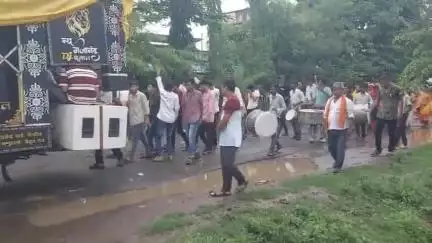 आमला: लक्ष्मण नगर के प्रसिद्ध खेड़ापति मंदिर में भोलेनाथ की चौथी वर्षगांठ पर भक्तों ने निकाली रैली