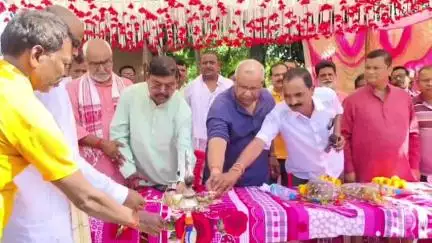 हसनगंज: हसनगंज में मनरेगा के तहत बने खेल मैदान का पूर्व डिप्टी सीएम व विधान पार्षद ने किया उद्घाटन