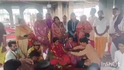 દાંતા: અંબાજી ગ્રામ પંચાયતના નવીન મહિલા સરપંચ પહોંચ્યા અંબાજી મંદિરમાં,મંદિરમાં ધજા ચઢાવી સરપંચે રમ્યા ગરબા.