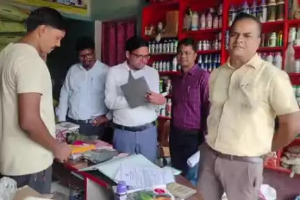 महेशपुर: जिला कृषि पदाधिकारी मृत्युंजय कुमार ने महेशपुर में खाद्य दुकानों की जांच की, सही कीमत पर बेचने के दिए निर्देश