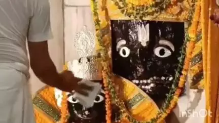 कर्वी: आषाढ़ मास में कामतानाथ महाराज के दर्शन के लिए उमड़ा आस्था का जनसैलाब, पर्यटन विकास के कारण बढ़ी भीड़