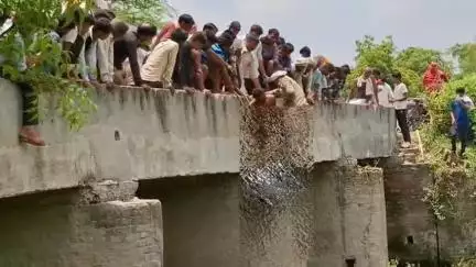 महावन: थाना फरह क्षेत्र में पुलिया से टकराकर नाले में गिरे बाइक सवार की हुई मौत