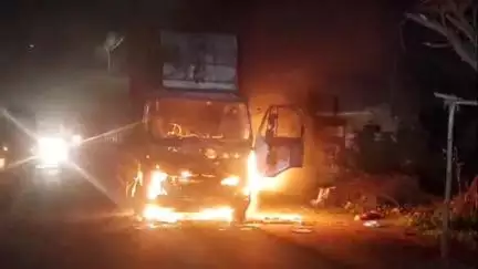 चांपा: सिवनी गांव के मोड़ के पास पार्सल गाड़ी में लगी भीषण आग, ड्राइवर और हेल्पर ने कूदकर बचाई जान, मौके पर जुटी लोगों की भीड़