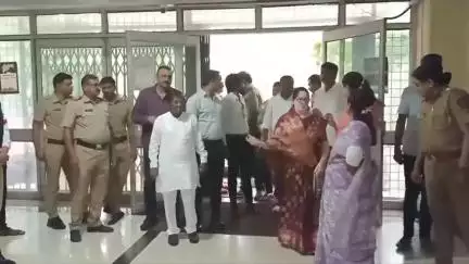 धुळे: साक्री नगरपंचायतच्या अविश्वास ठरावाबाबत अप्पर जिल्हाधिकारी बोरकर यांना विविध प्रश्नी आमदार गावीतांनी दिले निवेदन