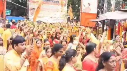 बाघमारा/कतरास: कतरास में कलश यात्रा के साथ नौ दिवसीय श्री श्री मां कामाख्या चंडी महायज्ञ का शुभारंभ