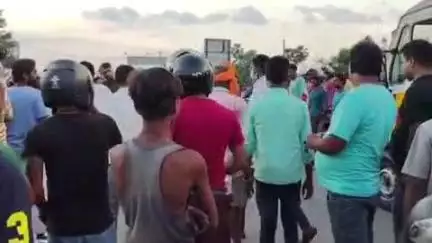 पूर्णिया पूर्व: मुफस्सिल थाना चौक पर अज्ञात वाहन ने स्कूटी सवार को मारी ठोकर, स्कूटी चालक की हालत गंभीर