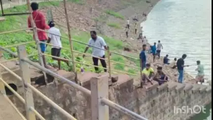 పెందుర్తి: మేఘాద్రిగెడ్డ రిజర్వాయర్‌లో ఈతకు దిగి స్నానం చేస్తున్న వారికి ప్రమాదకరమని కౌన్సిలింగ్ ఇచ్చిన పెందుర్తి పోలీసులు