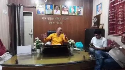 डोईवाला: नगर पालिका अध्यक्ष नरेंद्र सिंह नेगी ने पालिका कार्यालय में आयोजित कार्यक्रम में सुनी जनप्रतिनिधियों की समस्याएं