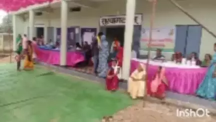 प्रतापपुर: सूरजपुर जिले में 'एक पेड़ मां के नाम 2.0' अभियान के अंतर्गत एक दिन में हुआ 2 लाख 38 हजार 994 पौधों का सामूहिक वृक्षारोपण