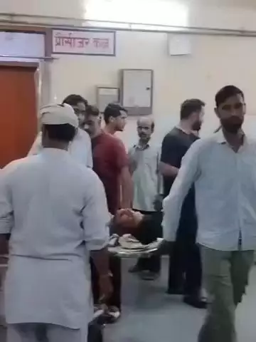 अलवर: बहादुरपुर रोड पर जूली के समर्थकों की कार पलटी, कार्यकर्ता घायल, नेता प्रतिपक्ष टीकाराम जूली पहुंचे जिला अस्पताल