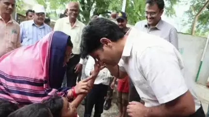 बड़वारा: कलेक्टर दिलीप कुमार यादव पहुंचे पथवारी गांव के आंगनवाड़ी केंद्र, बच्चों को दी टी-शर्ट, खिले चेहरे