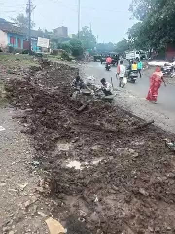 उप नगरीय क्षेत्र पुरानी डिंडोरी में खोदो अभियान चालू है कब तक खोदेंगे और कब तक नहीं खोदेंगे के नगर परिषद की लापरवाही है जो खंबा जो पहले लगाया गया था वह खंबा आज लग सकता था इसमें किसके लापरवाही है लाखों पैसा कहां गई