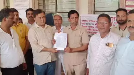 नौतनवा: नौतनवा तहसील में अनशन पर बैठे अधिवक्ता को समझाने पहुंचे सहायक निबंधन, बैरंग लौटे