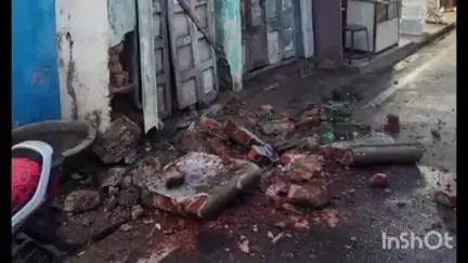 कोतमा: कोतमा में भरभराकर गिरा मकान का हिस्सा, दोपहिया वाहन क्षतिग्रस्त