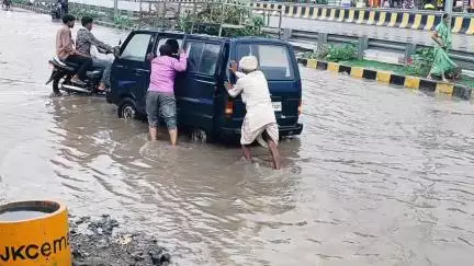 पचोर: पचोर हाईवे पर सर्विस रोड बना तालाब, 3 फीट पानी भरने से वाहन डूबे, लोग परेशान