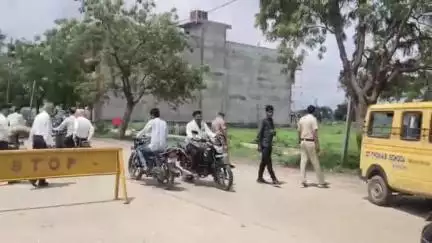 खाचरौद: खाचरौद में पुलिस ने स्कूल वाहनों की जाँच कर अनियमितता मिलने पर चालान काटे