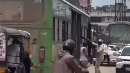 खेड: चाकण येथें रिक्षा चालक व बस चालकांत फ्री स्टाईल...