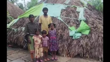 దాలిపర్రులో గాలివానకు నేలకొరిగిన పూరిల్లు
