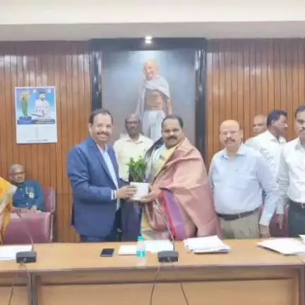 ఇబ్రహీంపట్నం: ఆర్టీసీని బలోపేతం చేసి మెరుగైన సేవలు అందించాలి: షాద్నగర్ ఎమ్మెల్యే వీర్లపల్లి శంకర్
