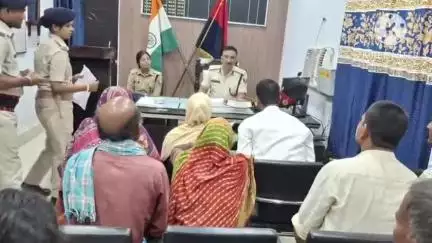 बगहा: बगहा एसपी जन सुनवाई में लोगों की समस्याओं से हुए रूबरू