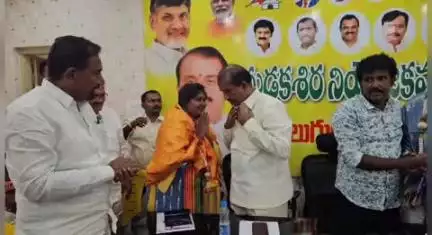 తాడిపత్రి: మడకశిరలో నిర్వహించిన టిడిపి సంస్థాగతఎన్నికల సమావేశంలో అబ్జర్వర్లుగా పాల్గొన్న  మాల కార్పొరేషన్ డైరెక్టర్ కొంకరి కమలమ్మ