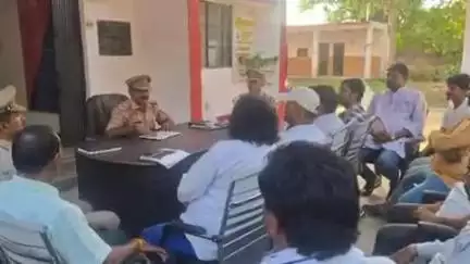 बारा: आगामी त्यौहारों को लेकर शंकरगढ़ थाना परिसर में पीस कमेटी की बैठक संपन्न हुई