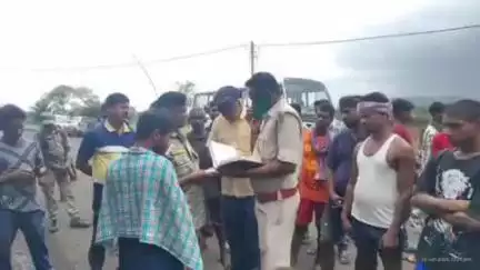 अमड़ापाड़ा: बरमसिया-धोबरना गांव के पास हाइवा की चपेट में आने से युवक की मौत, ग्रामीणों ने किया सड़क जाम