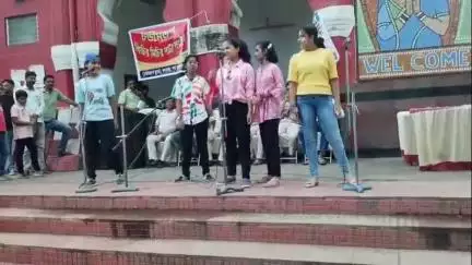 আউশগ্রাম ১: পথ নাটিকার মাধ্যমে মাদক সেবন কিংবা মাদক পাচারের মতো অপরাধমূলক কাজকর্ম থেকে বিরত থাকার বার্তা দিল গুসকরার কচিকাঁচারা