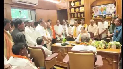 रायपुर पहुंचकर पूर्व विधानसभा अध्यक्ष गौरीशंकर अग्रवाल से भाजपा मंडल लवन के पदाधिकारियों ने की सौजन्य मुलाकात