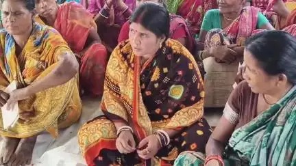 ବଲାଙ୍ଗୀର: ଖର୍ଲିକାନୀ ଗ୍ରାମରେ ବଲାଙ୍ଗିର ବନଖଣ୍ଡ ବିଭାଗ ( କେନ୍ଦୁପତ୍ର) ତରଫରୁ କେନ୍ଦୁପତ୍ର ତୋଳାଳୀ ମାନଙ୍କୁ ପାରିଶ୍ରମିକ ପ୍ରଦାନ