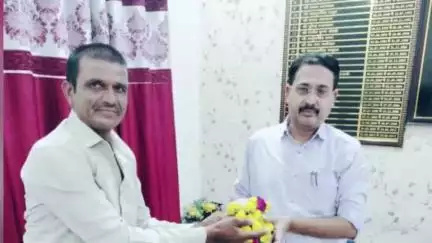 बड़नगर: नरसिंगा के किसानों ने एसडीएम धीरेंद्र पाराशर व नायब तहसीलदार प्रियंका जैन को सम्मानित किया