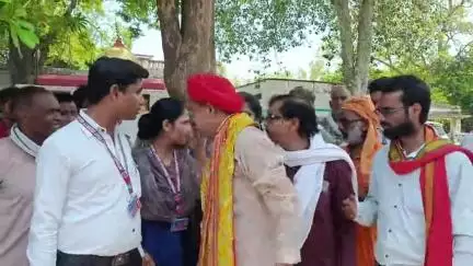 इटावा: बकेवर घटना को लेकर अंतरराष्ट्रीय मानवाधिकार सुरक्षा संगठन ने कचहरी परिसर में सीएम के नाम सौंपा ज्ञापन, किया प्रदर्शन