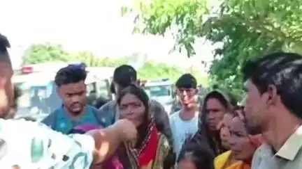 सिसवन: नावादा गांव में पेड़ से गिरकर छात्र की मौत के बाद मुआवजे के लिए ग्रामीणों का हंगामा