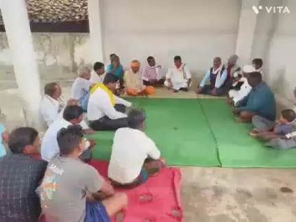 घुघरी: घुघरी विधायक ने खजरी में अनुसूचित जाति समाज के लोगों के साथ लगाई चौपाल, की बैठक